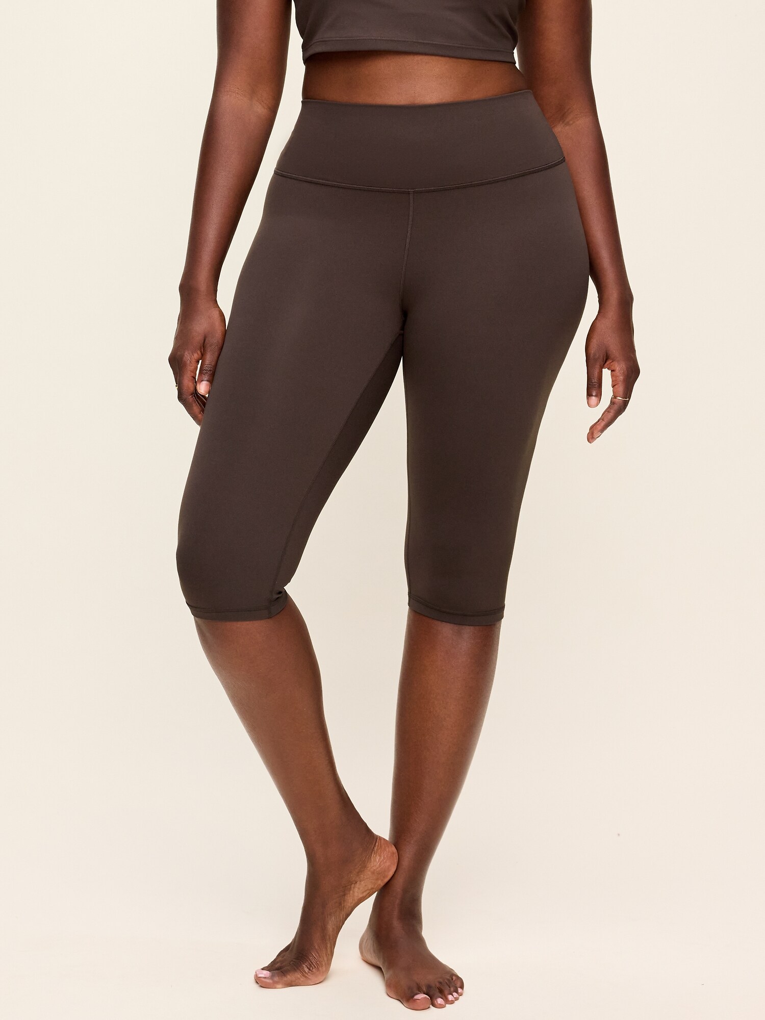 Женские леггинсы Old Navy High-Waisted StudioSmooth Pedal Pusher Capri, цвет: Чёрный кофейный — фото 5
