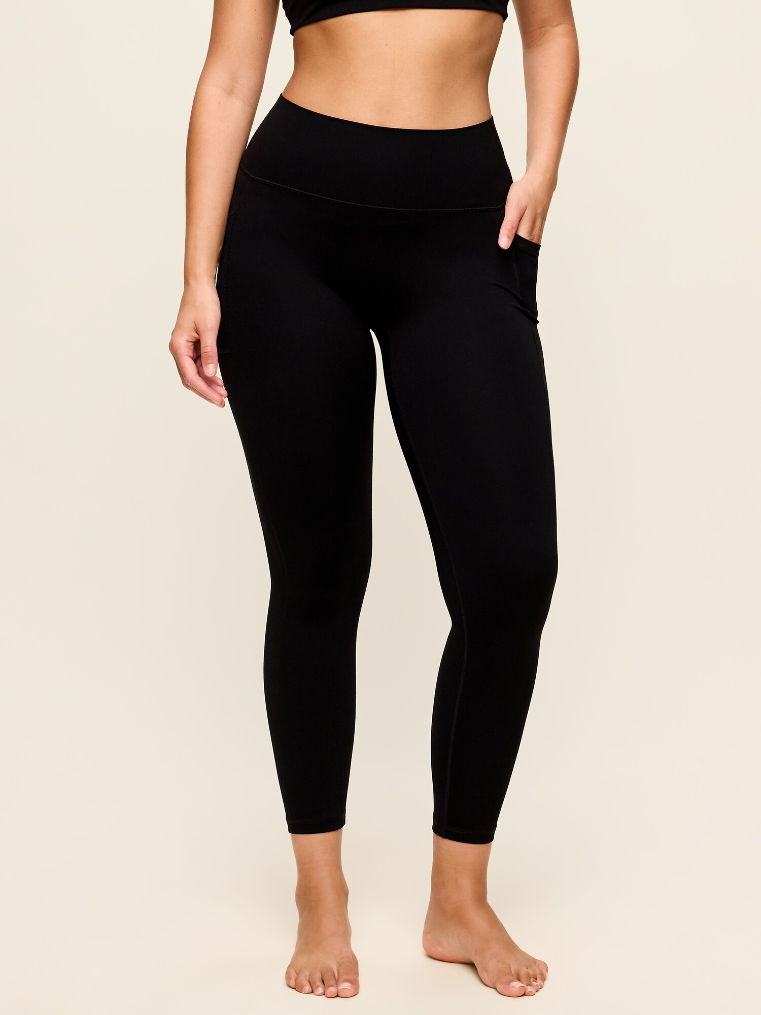 Женские леггинсы Old Navy High-Waisted StudioSmooth Boundless 7/8 Side-Pocket, цвет: Чёрный — фото 4