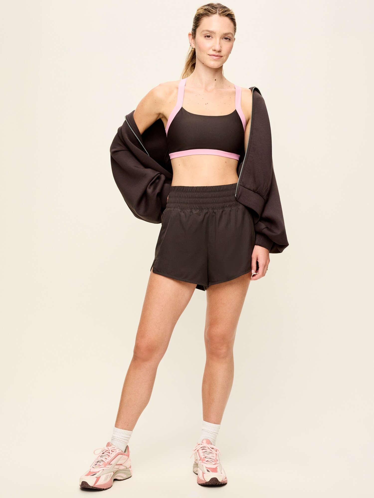 Женские шорты Old Navy Extra High-Waisted Crinkle Run Shorts -- 3-inch inseam, цвет: Чёрный кофейный — фото 2