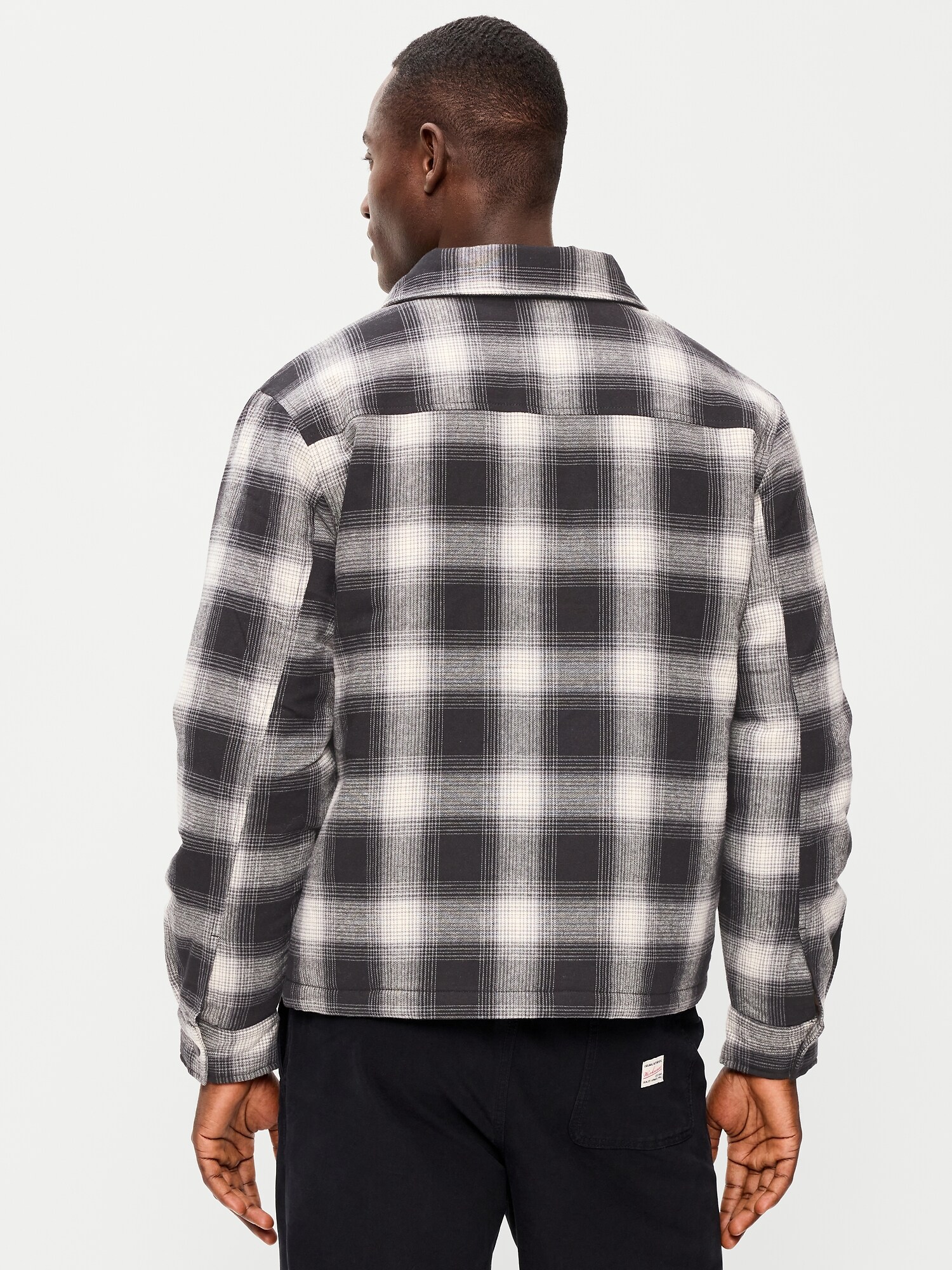Мужские куртки Old Navy Cropped Insulated Flannel Shacket, цвет: Чёрный клетчатый — фото 2