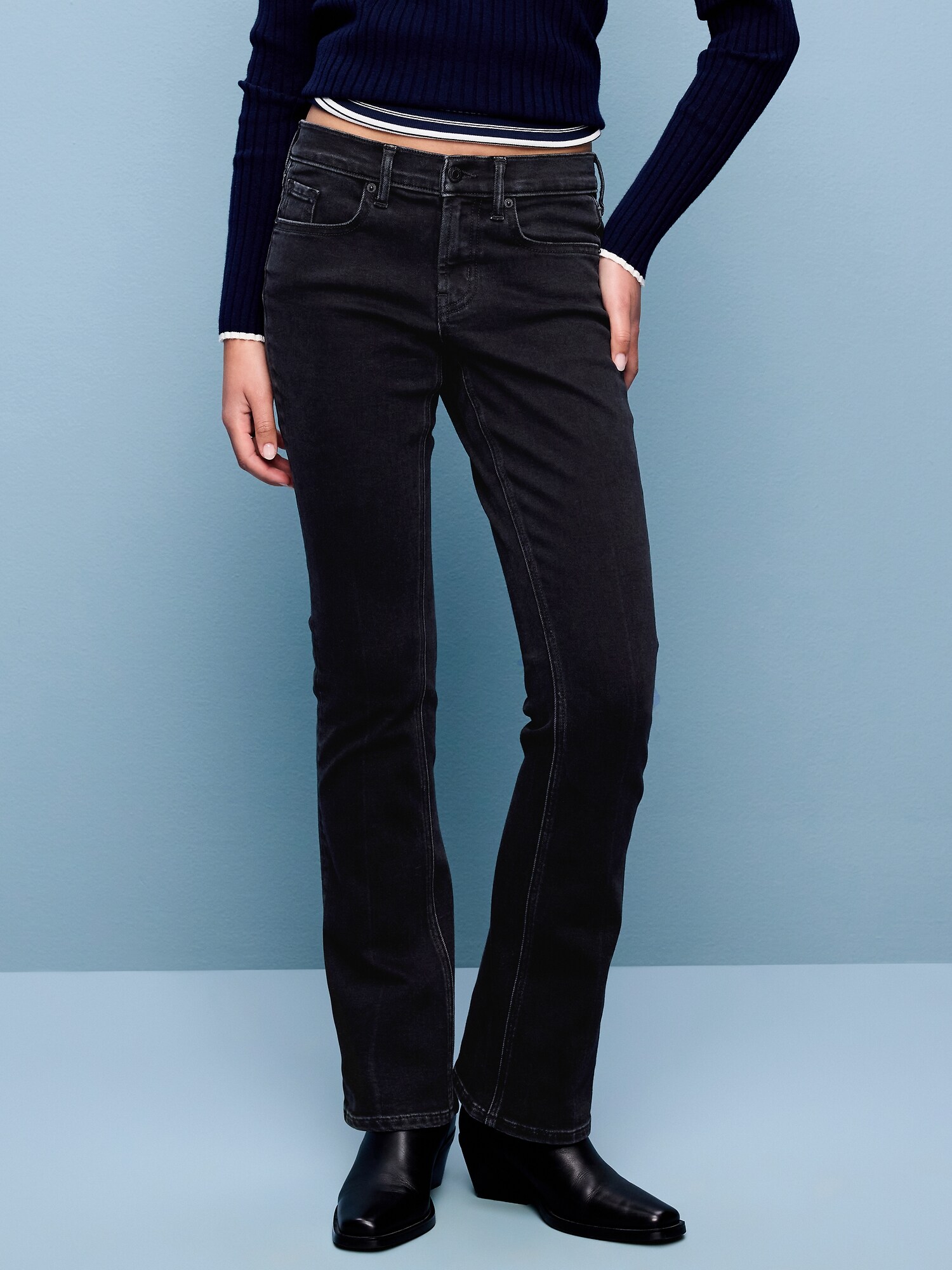 Женские джинсы Old Navy Low-Rise Boot-Cut, цвет: Bobby Jo — фото 2