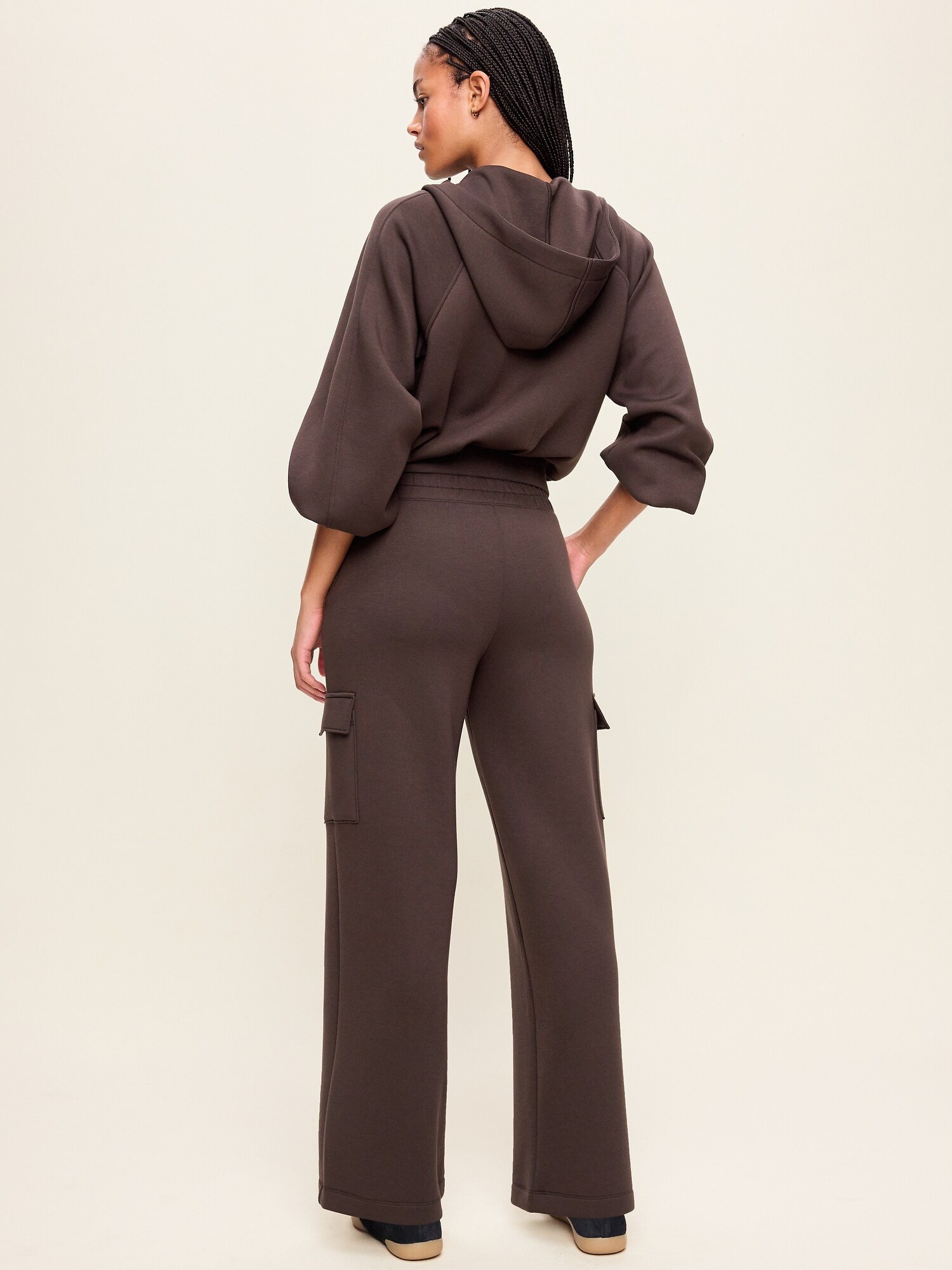 Женские брюки Old Navy High-Waisted Bounce Fleece Wide-Leg Cargo Sweatpants, цвет: Чёрный кофейный — фото 3