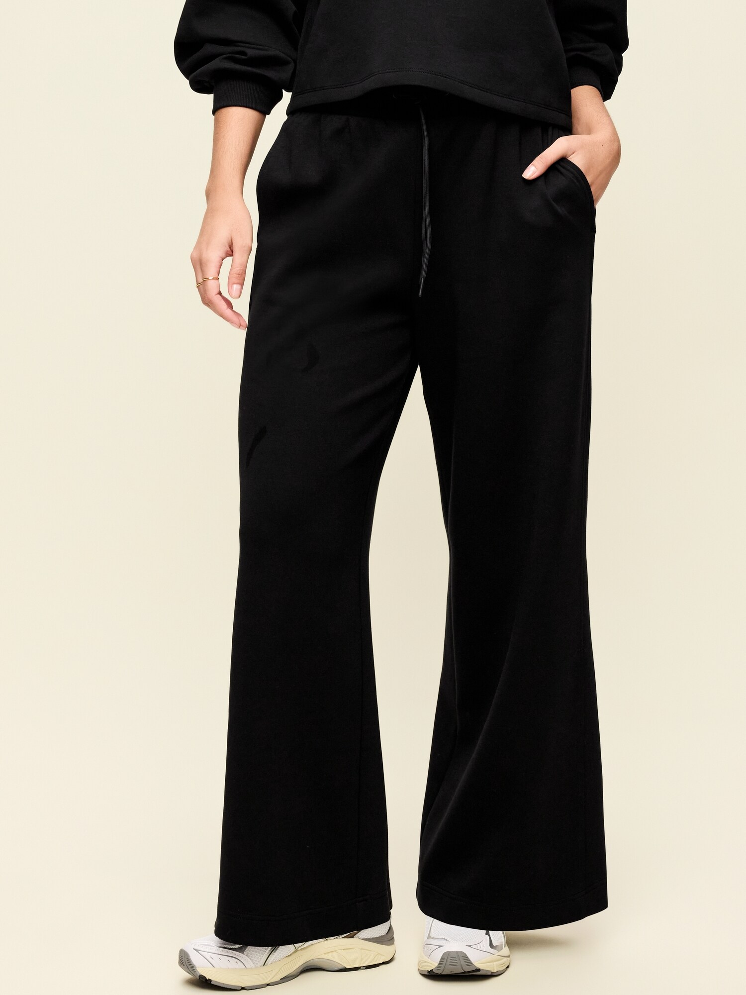 Женские брюки Old Navy Extra High-Waisted Dynamic Fleece Wide-Leg Sweatpants, цвет: Чёрный — фото 4