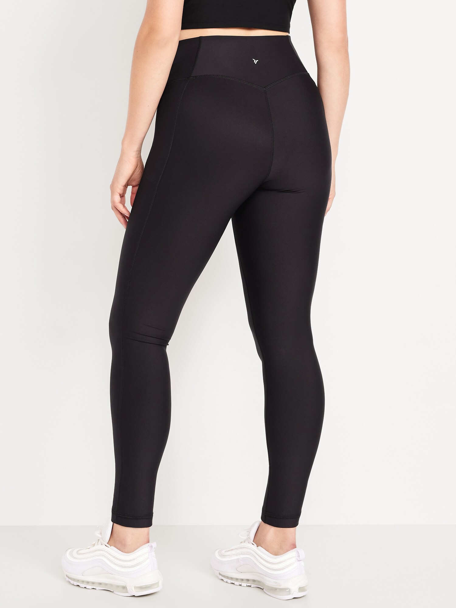 Женские леггинсы Old Navy Extra-High Waisted PowerSoft Boundless 7/8 Pocket Leggings – No Front Seam, цвет: Чёрный — фото 5
