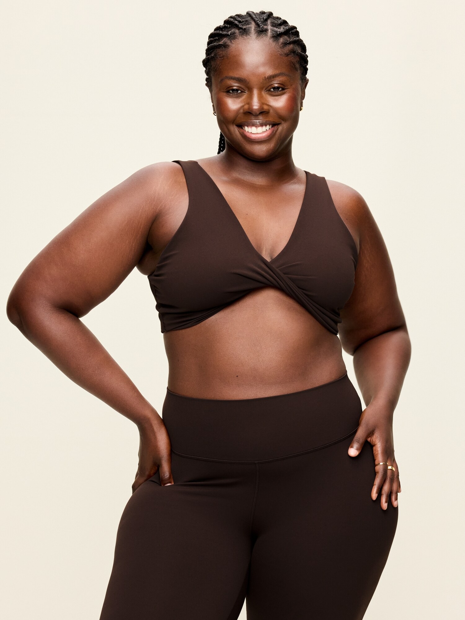 Спортивное бра StudioSmooth, лёгкая поддержка, с перекрутом — Old Navy, цвет: Чёрный кофейный — фото 6
