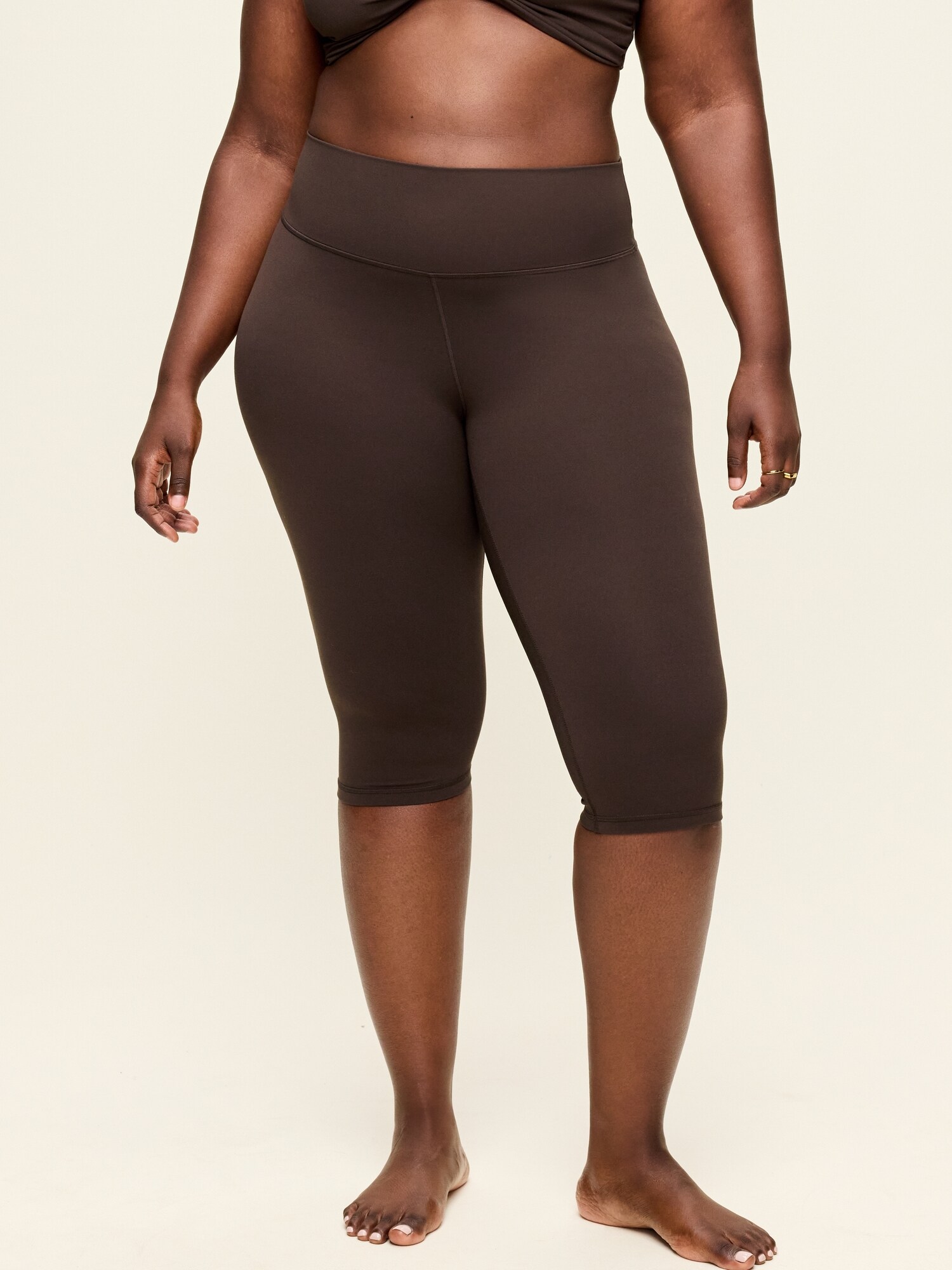 Женские леггинсы Old Navy High-Waisted StudioSmooth Pedal Pusher Capri, цвет: Чёрный кофейный — фото 6