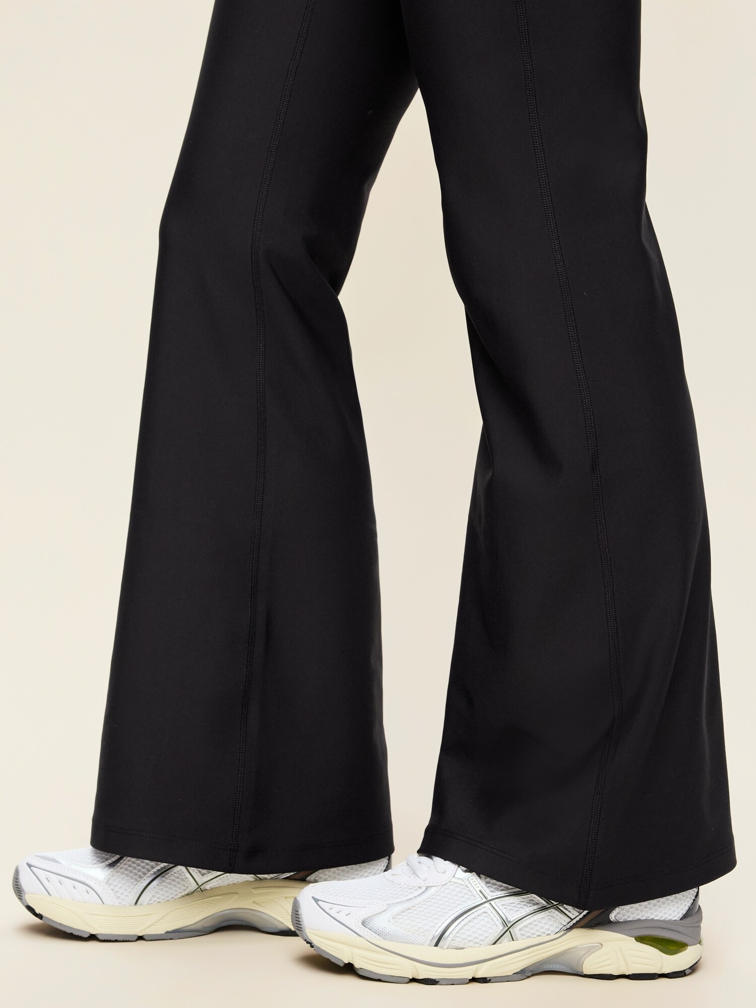Женские леггинсы Old Navy Extra High-Waisted PowerSoft Boundless Flare Leggings – No Front Seam, цвет: Чёрный — фото 4