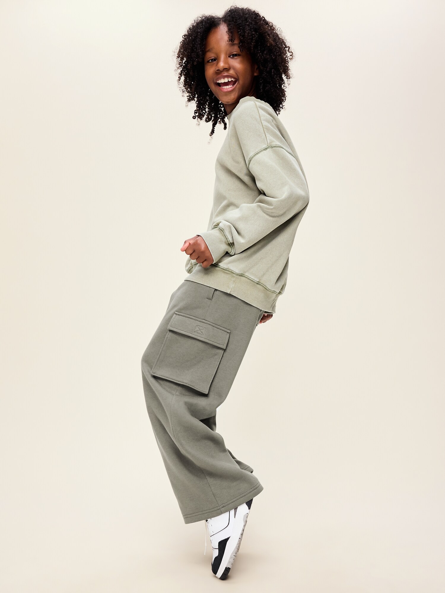 Брюки Old Navy Baggy Cargo Sweatpants для мальчиков, цвет: Dill Caper — фото 3