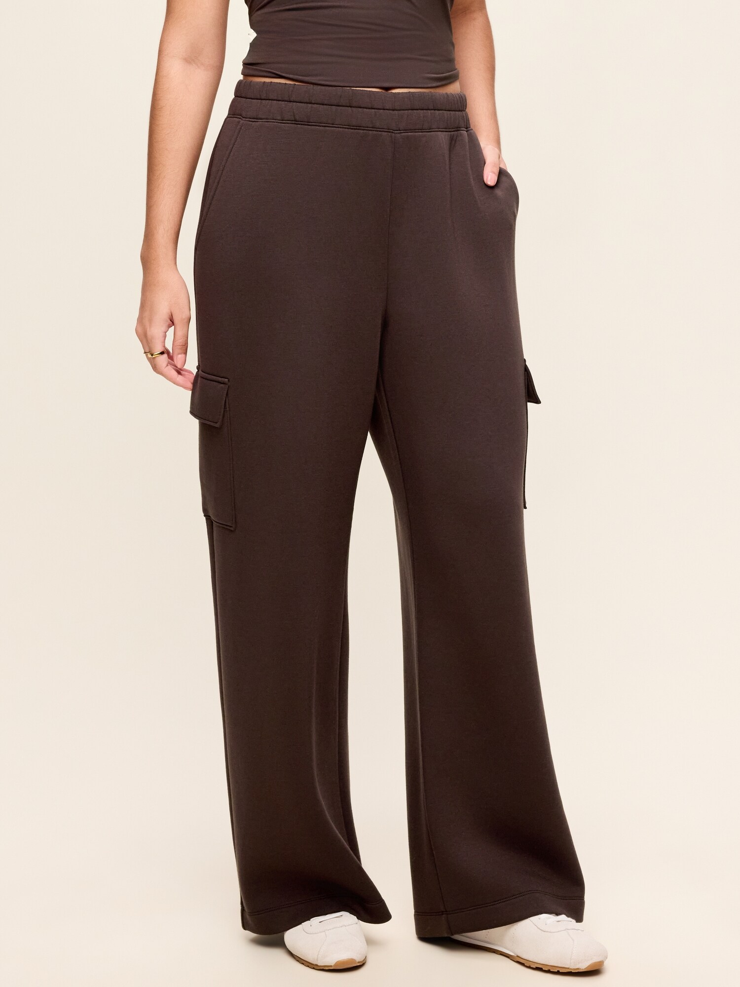 Женские брюки Old Navy High-Waisted Bounce Fleece Wide-Leg Cargo Sweatpants, цвет: Чёрный кофейный — фото 5