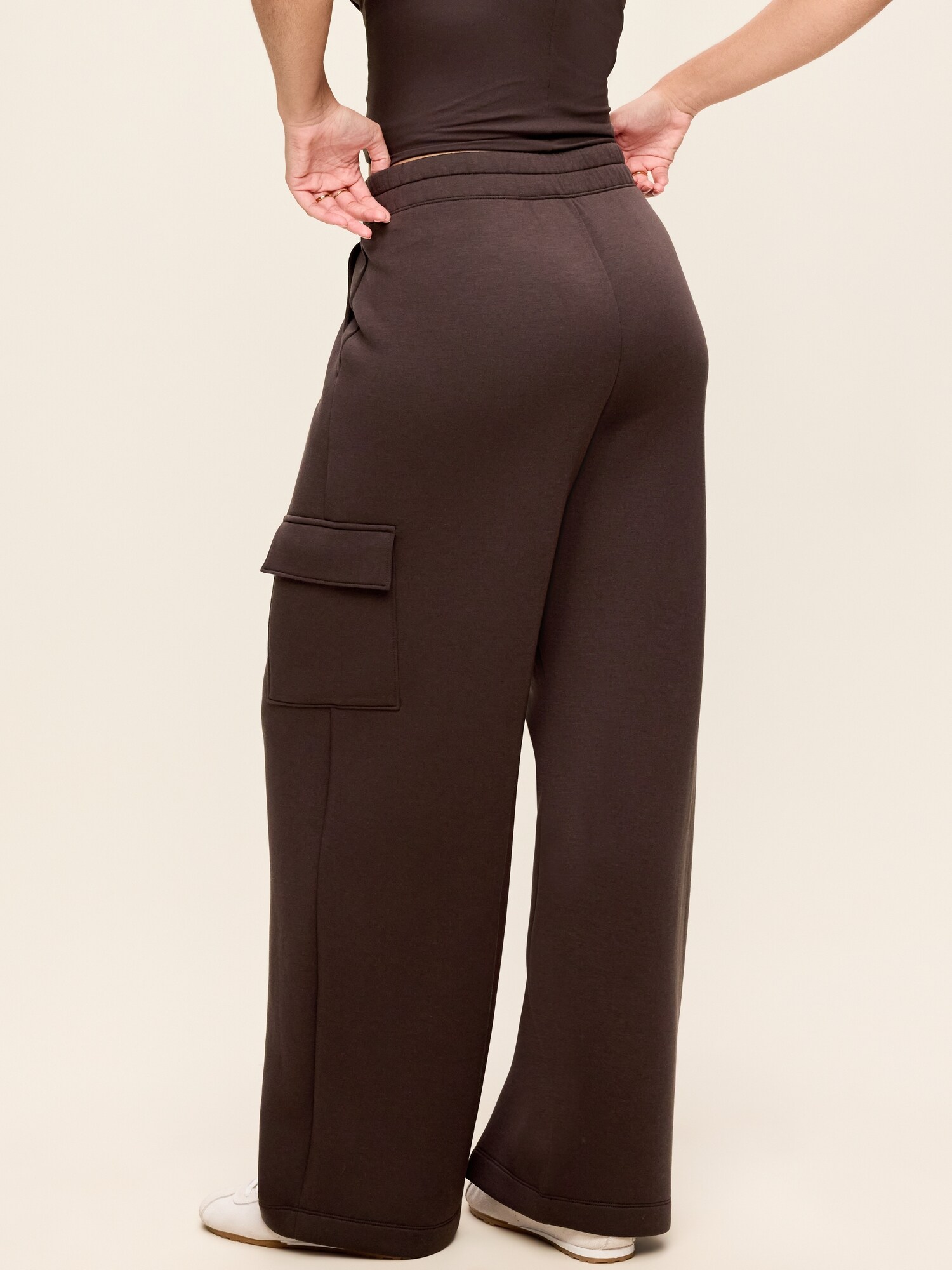 Женские брюки Old Navy High-Waisted Bounce Fleece Wide-Leg Cargo Sweatpants, цвет: Чёрный кофейный — фото 6