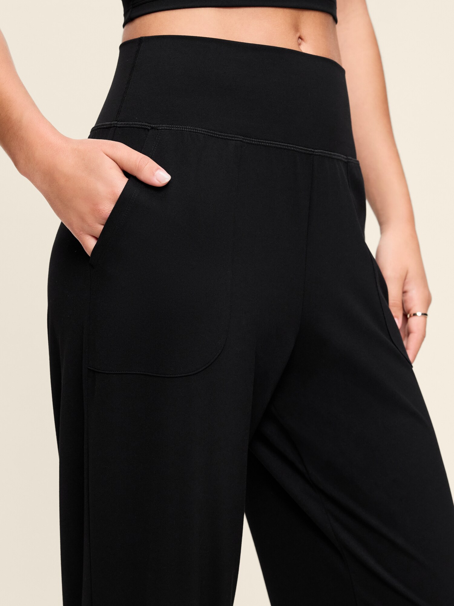 Женские брюки Old Navy High-Waisted StudioSmooth Jogger, цвет: Чёрный — фото 5