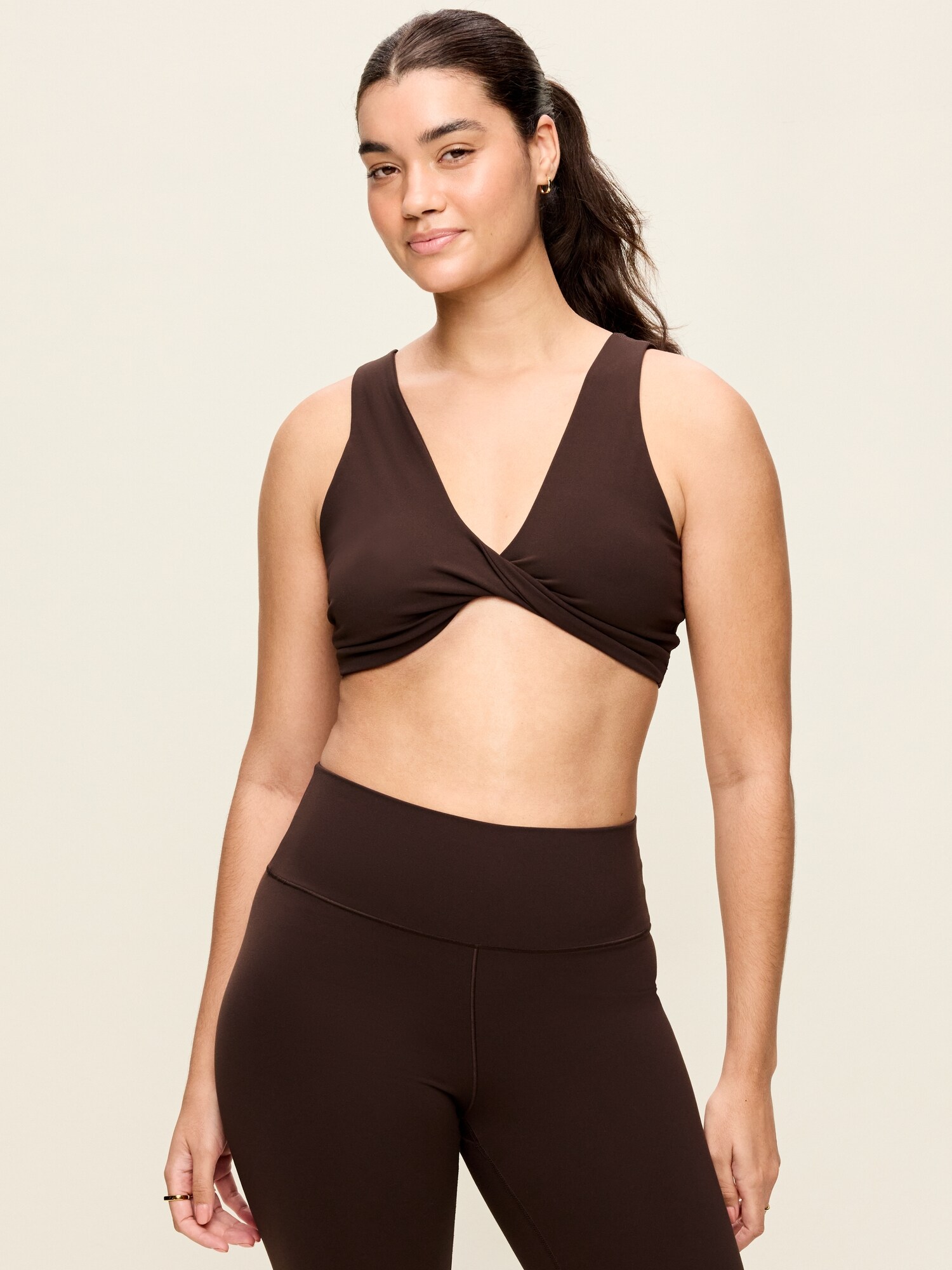 Спортивное бра StudioSmooth, лёгкая поддержка, с перекрутом — Old Navy, цвет: Чёрный кофейный — фото 4