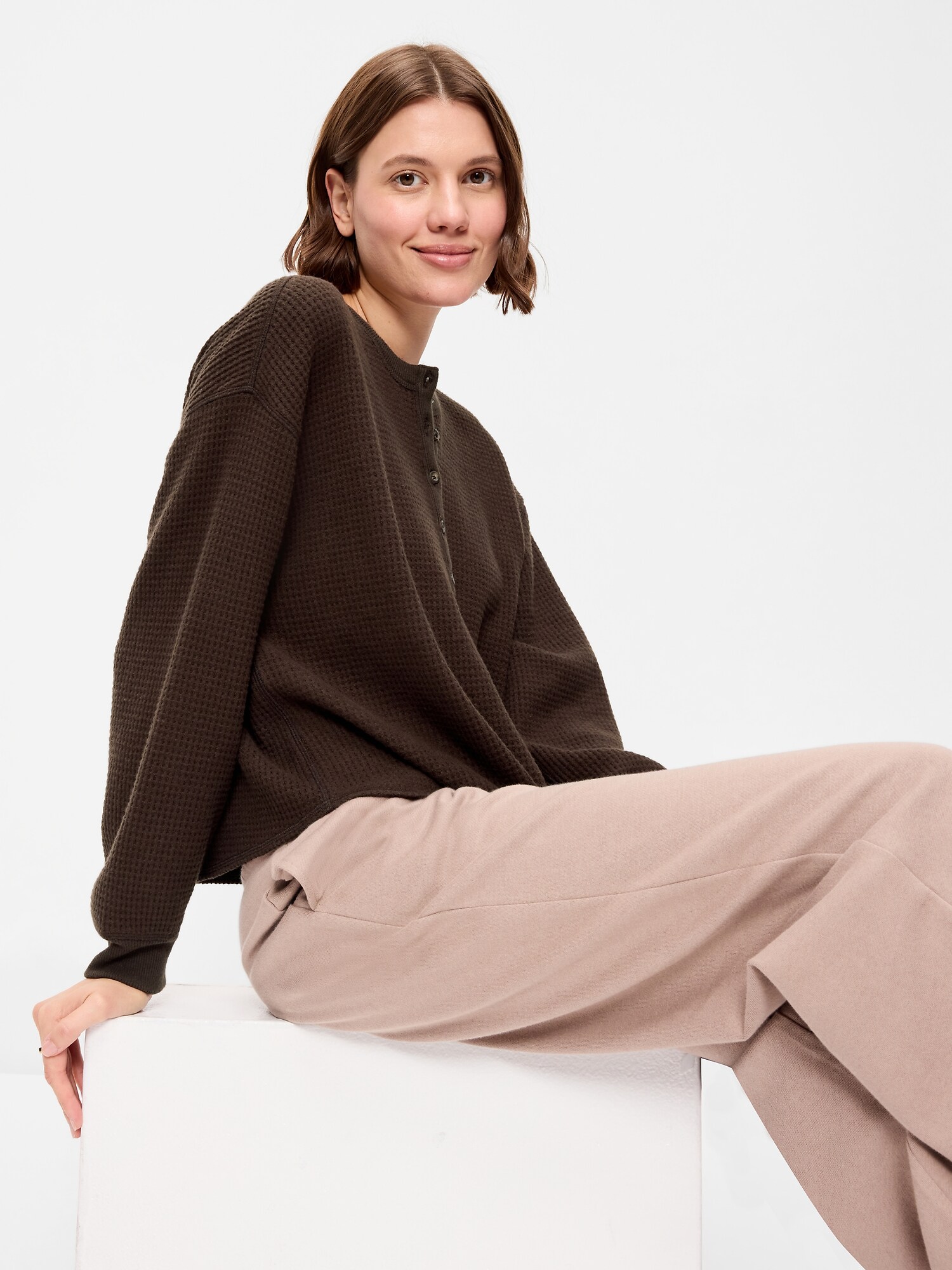 Женская футболка Old Navy Long-Sleeve Crew-Neck Henley, цвет: Чёрный кофейный — фото 3