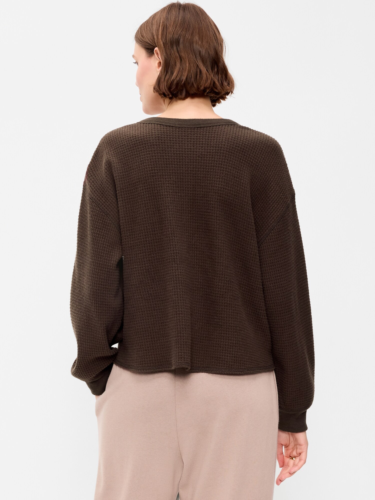 Женская футболка Old Navy Long-Sleeve Crew-Neck Henley, цвет: Чёрный кофейный — фото 2