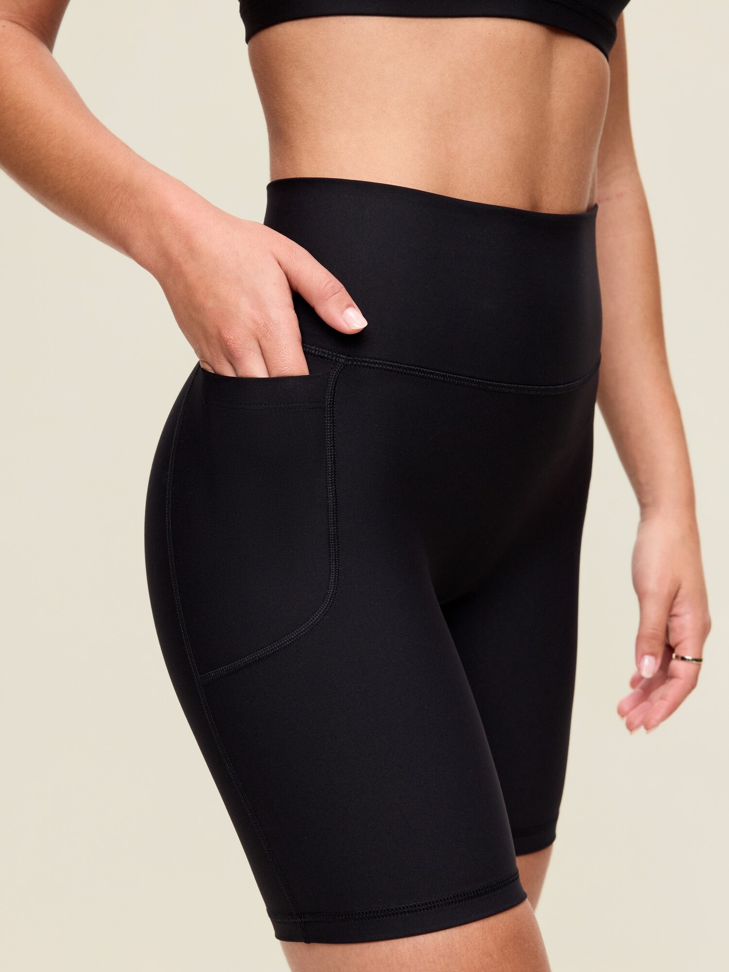 Женские шорты Old Navy Extra-High Waisted PowerSoft Boundless Pocket Biker Shorts-- 8-inch inseam - No Front Seam, цвет: Чёрный — фото 4