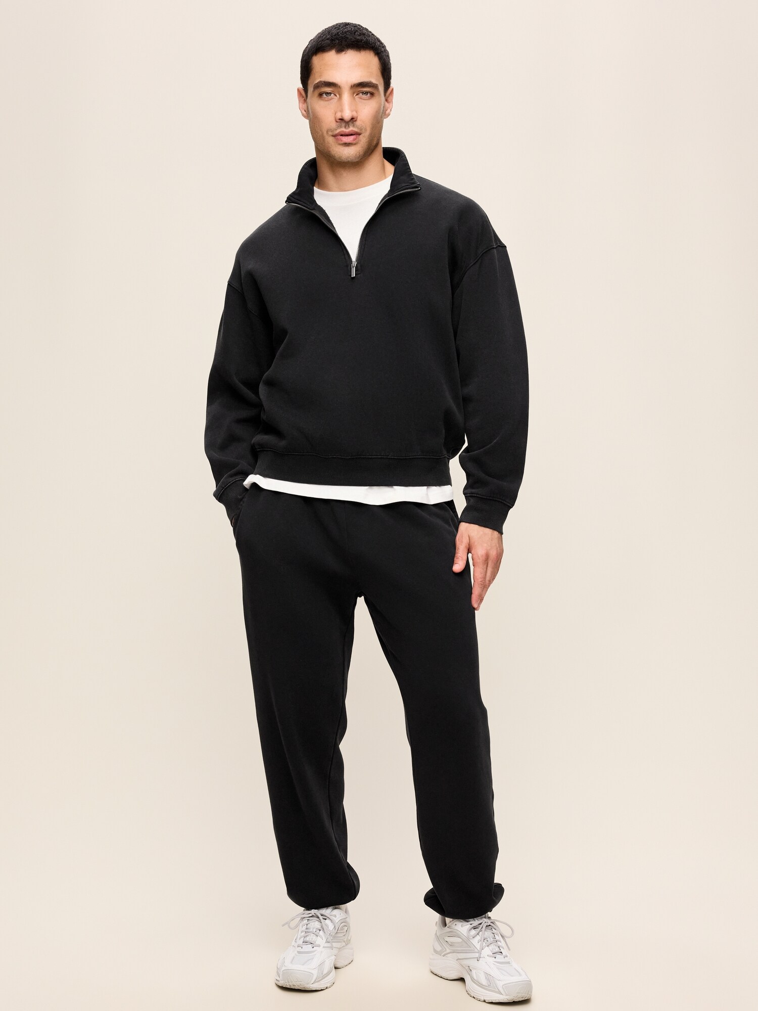 Мужские брюки Old Navy Lived-In Pro Jogger Sweatpants, цвет: Чёрный — фото 2