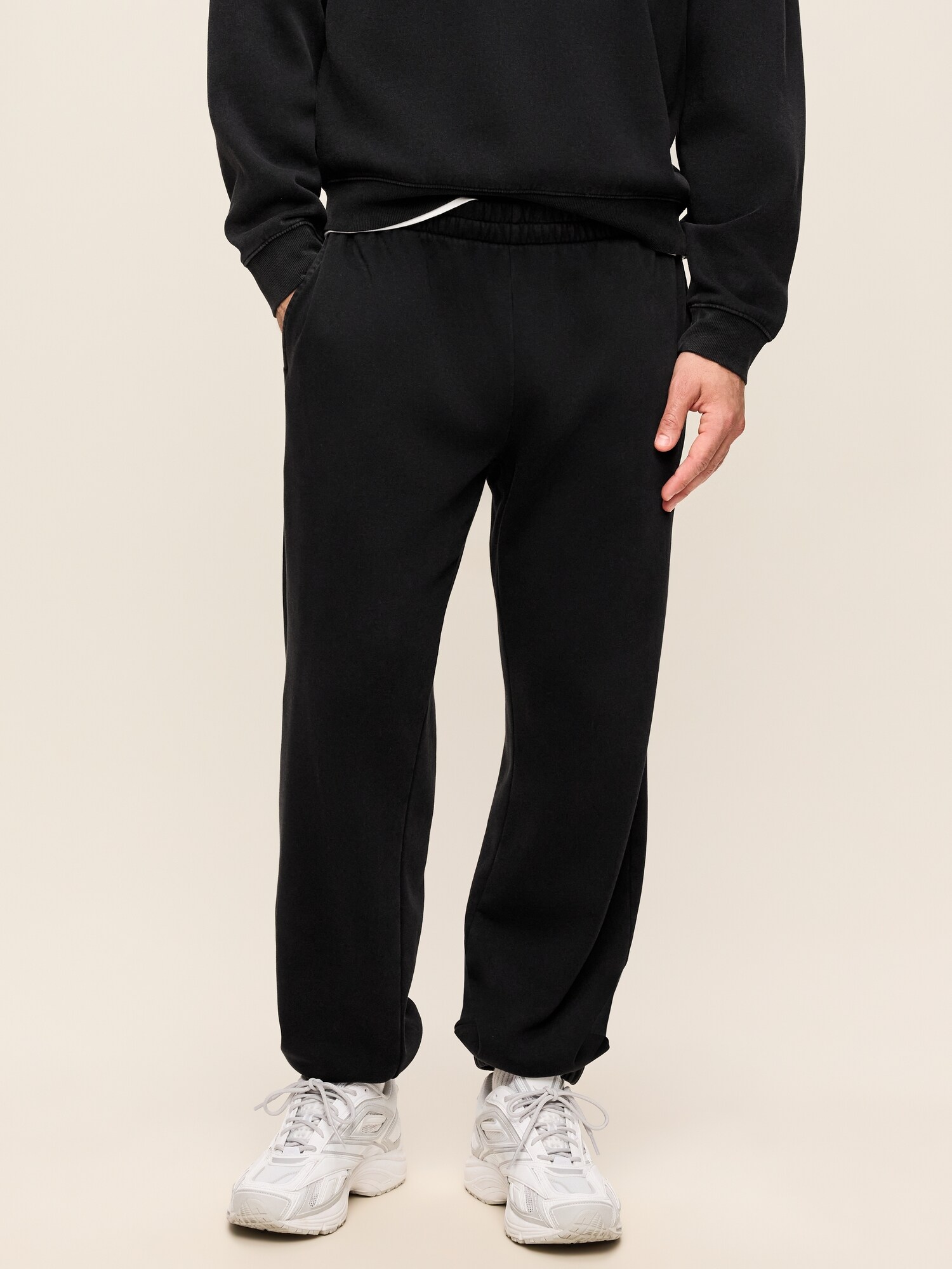 Мужские брюки Old Navy Lived-In Pro Jogger Sweatpants, цвет: Чёрный