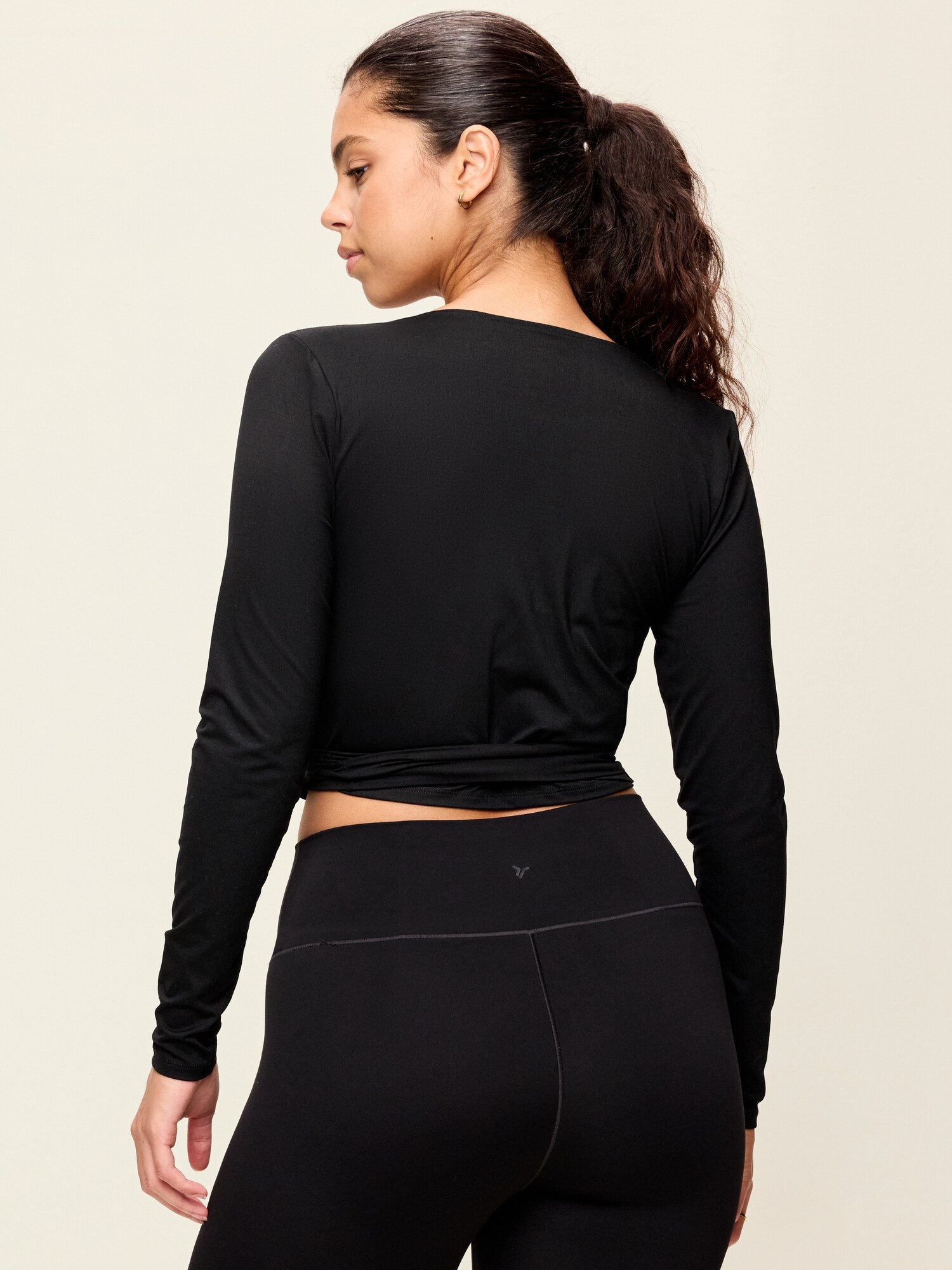 Женский топ Old Navy StudioSmooth с запахом и длинным рукавом, цвет: Чёрный — фото 6