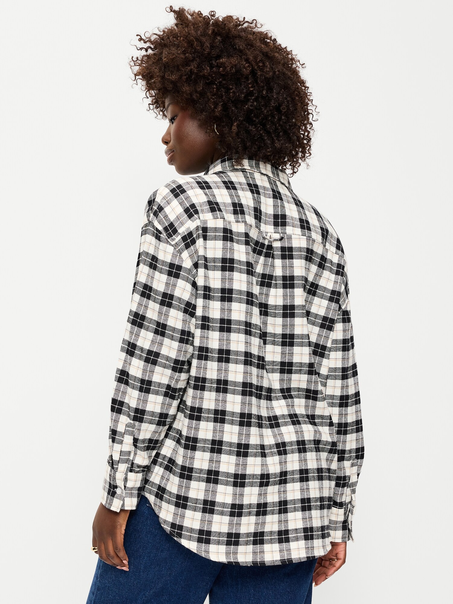 Женская рубашка Old Navy Oversized Button-Down Boyfriend Flannel, цвет: Чёрный клетчатый — фото 6