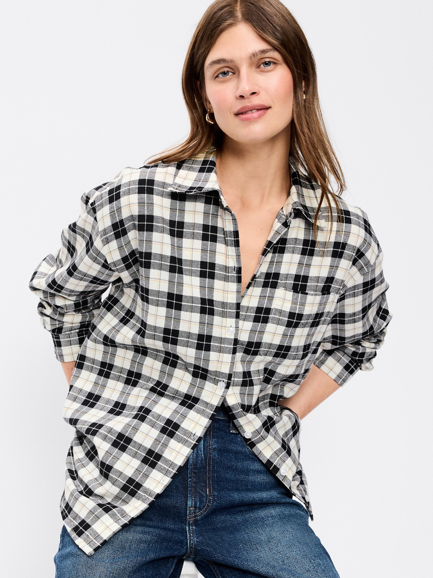 Женская рубашка Old Navy Oversized Button-Down Boyfriend Flannel, цвет: Чёрный клетчатый — фото 3