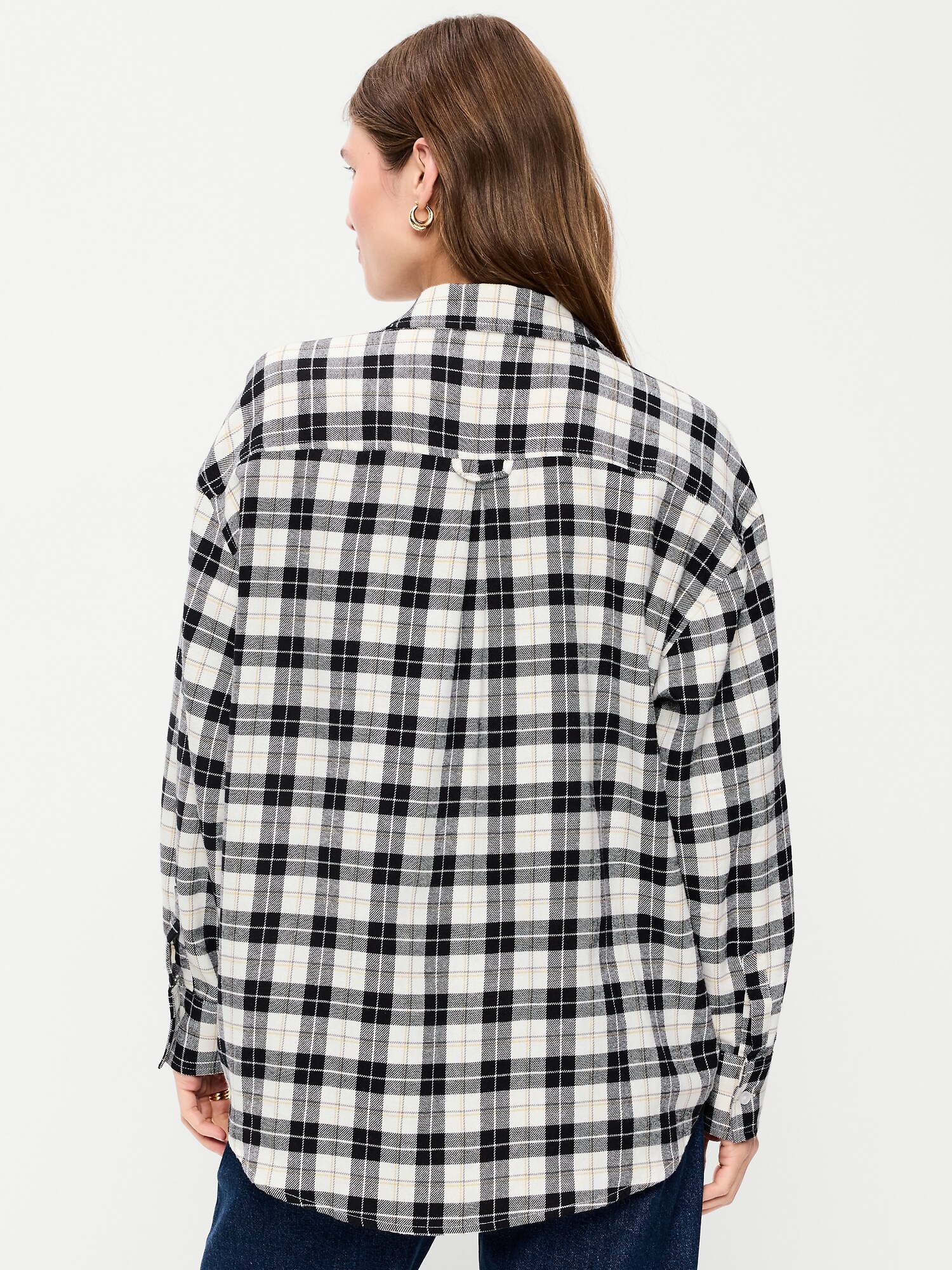 Женская рубашка Old Navy Oversized Button-Down Boyfriend Flannel, цвет: Чёрный клетчатый — фото 2