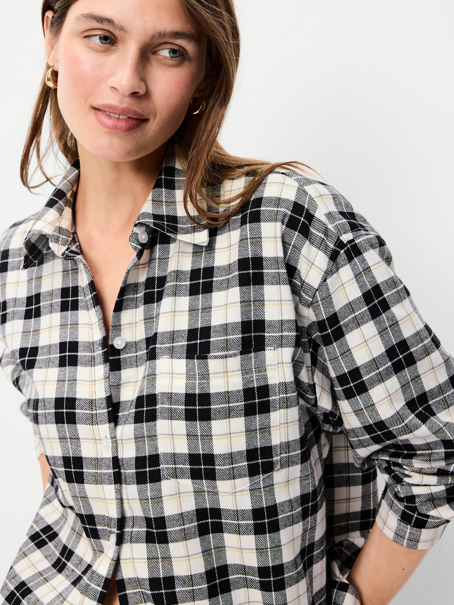 Женская рубашка Old Navy Oversized Button-Down Boyfriend Flannel, цвет: Чёрный клетчатый — фото 4