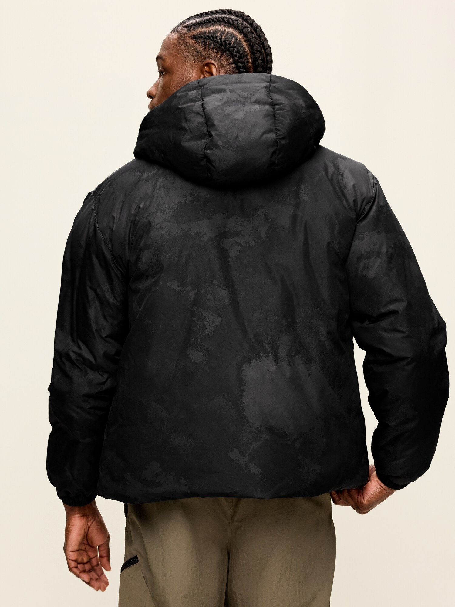 Мужская куртка Old Navy Water-Resistant Utility Puffer, цвет: Чёрный с принтом — фото 2