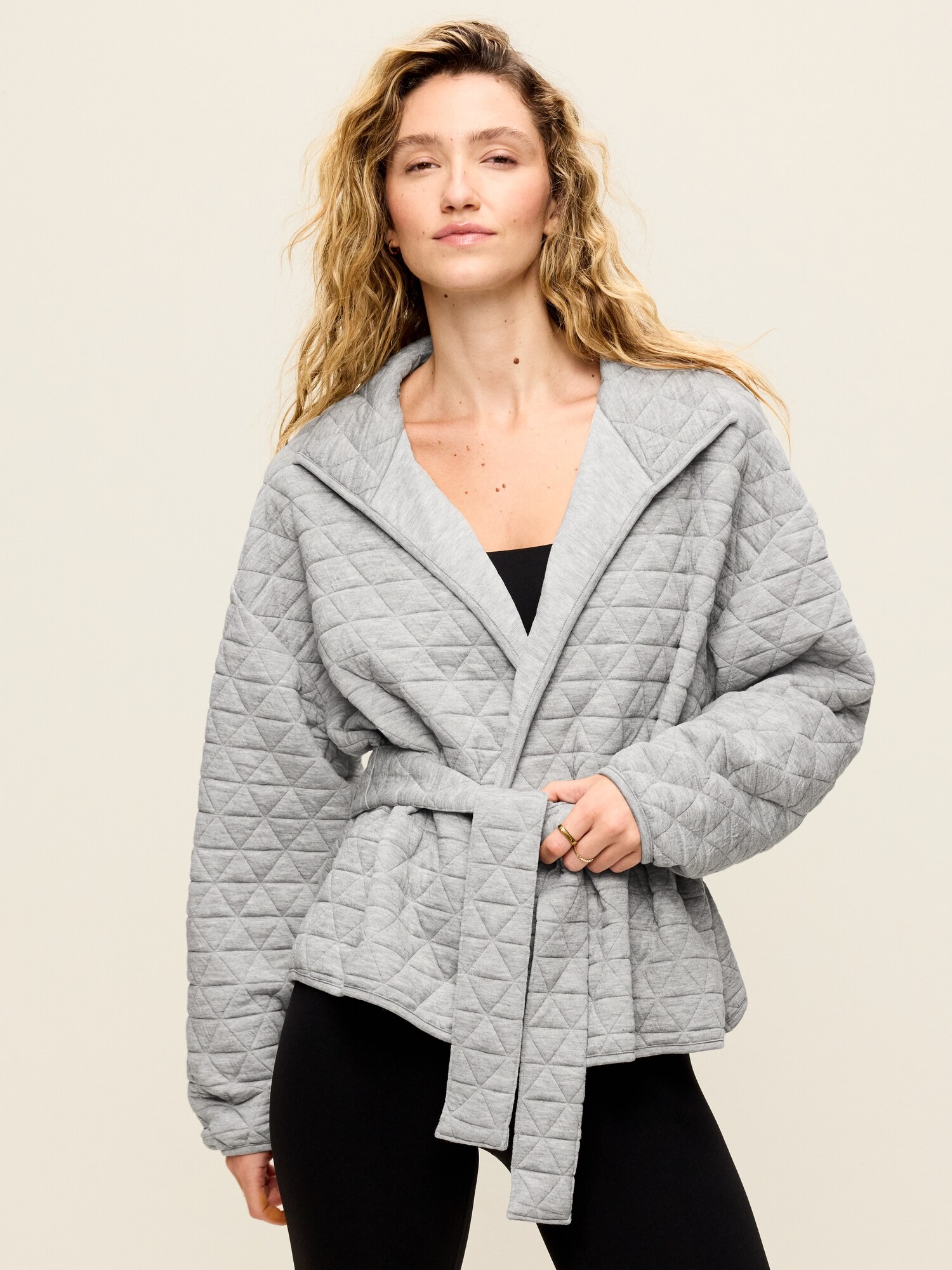 Женская куртка Old Navy Quilted Bounce Fleece Wrap-Front, цвет: Меланжевый серый — фото 4