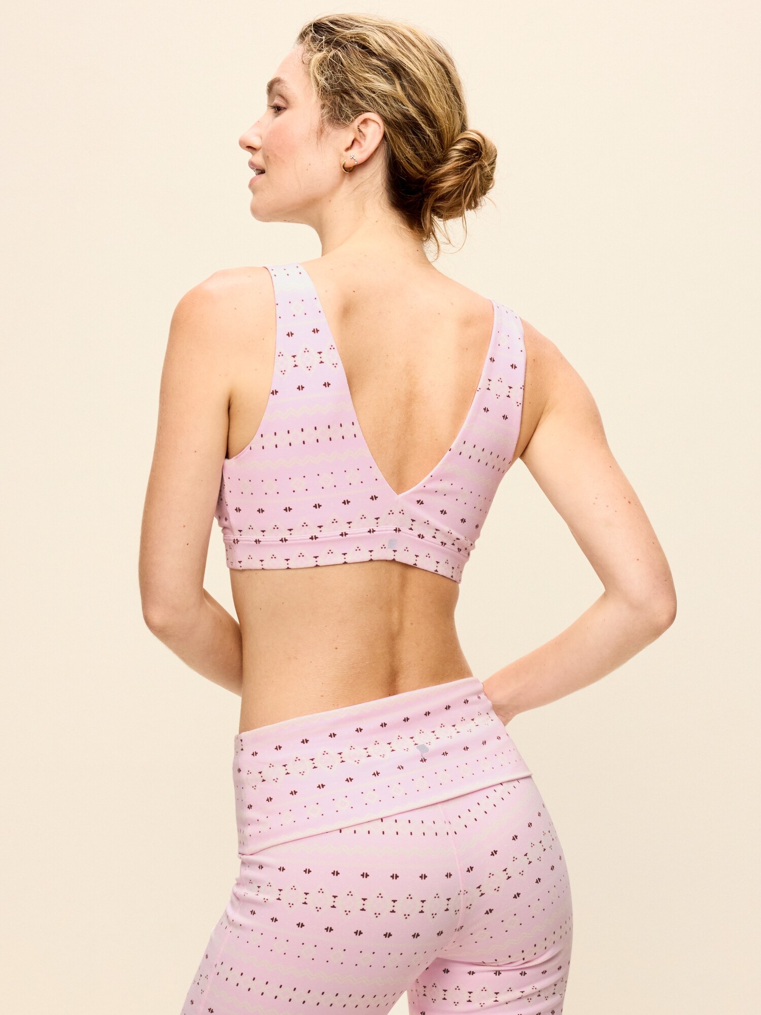 Спортивное бра PowerChill, V-образный вырез — Old Navy, цвет: Palest Blossom — фото 2