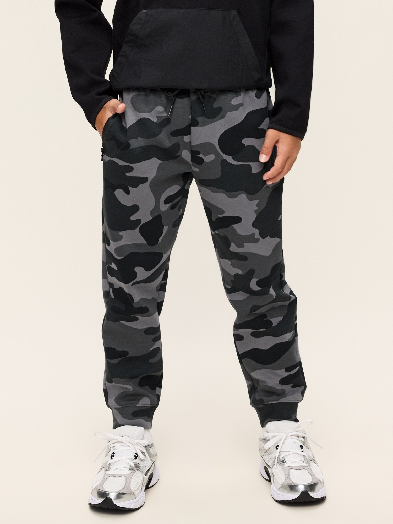 Брюки Old Navy Dynamic Fleece Jogger Sweatpants для мальчиков, цвет: Чёрный камуфляжный