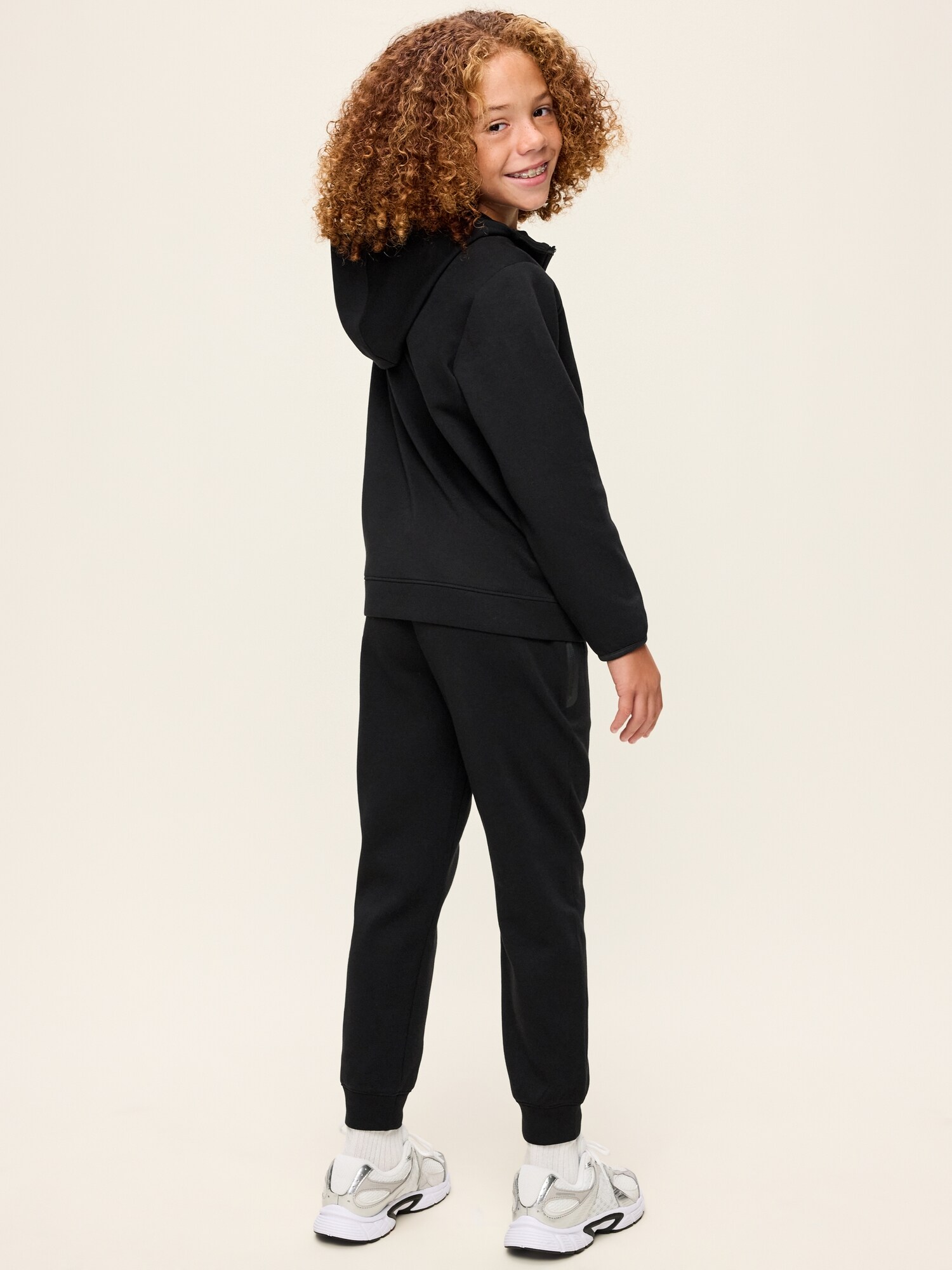 Детский комплект для мальчиков Old Navy Dynamic Fleece: худи на молнии и джоггеры, цвет: Чёрный — фото 2