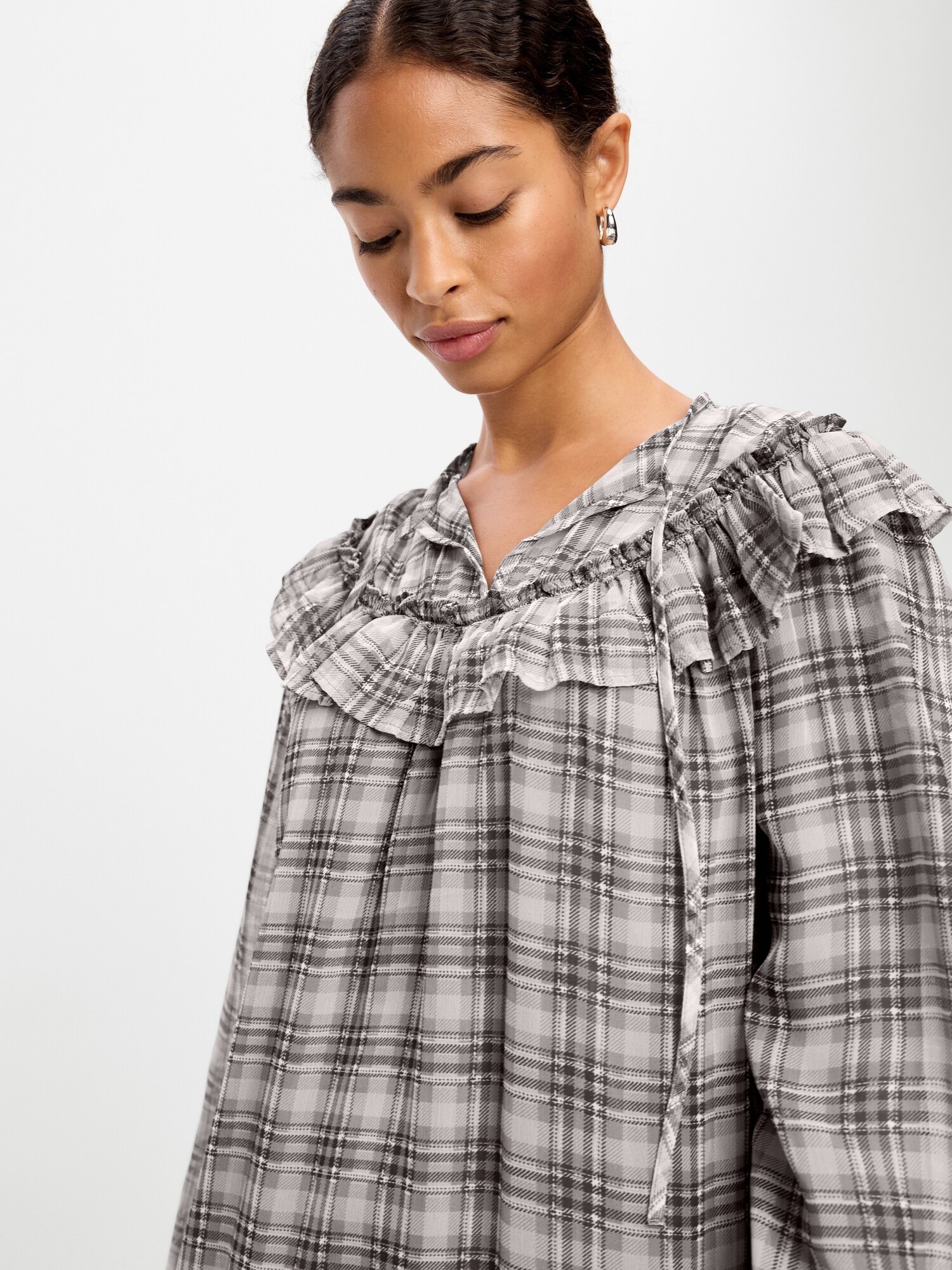 Женское платье Old Navy Chiffon Ruffle Swing Mini, цвет: Серый клетчатый — фото 3