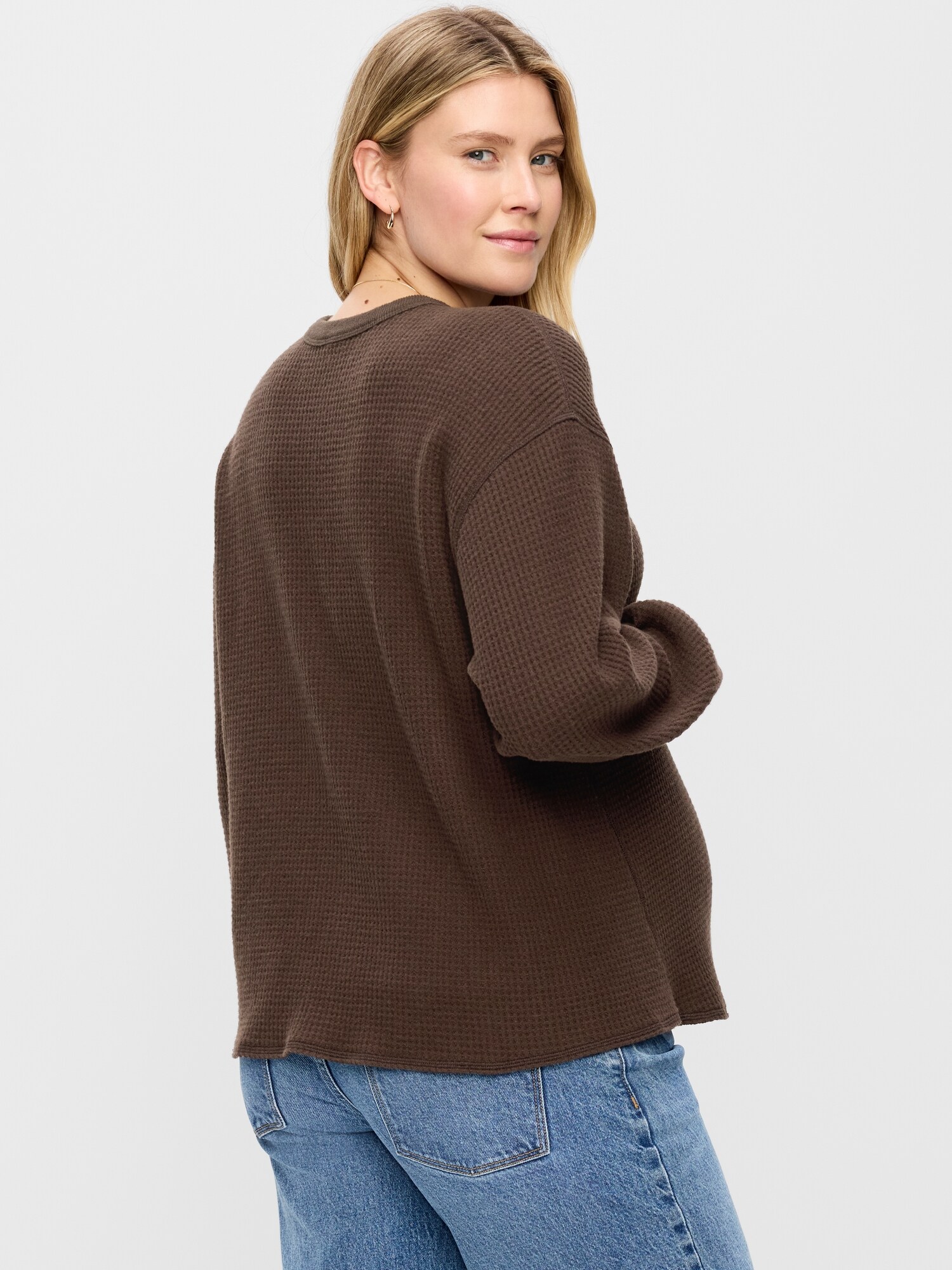Топ-хенли для беременных Old Navy Maternity из вафельного трикотажа с длинным рукавом, цвет: Чёрный кофейный — фото 2