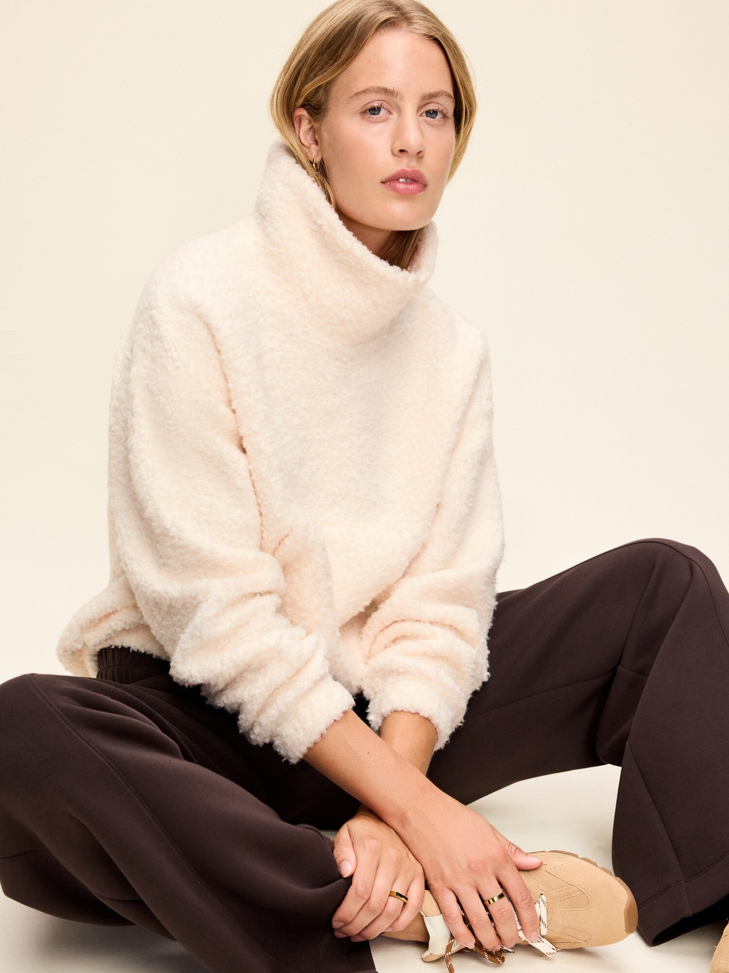 Женский свитер Old Navy Oversized Funnel-Neck Sherpa Pullover, цвет: Creme De La Creme — фото 3