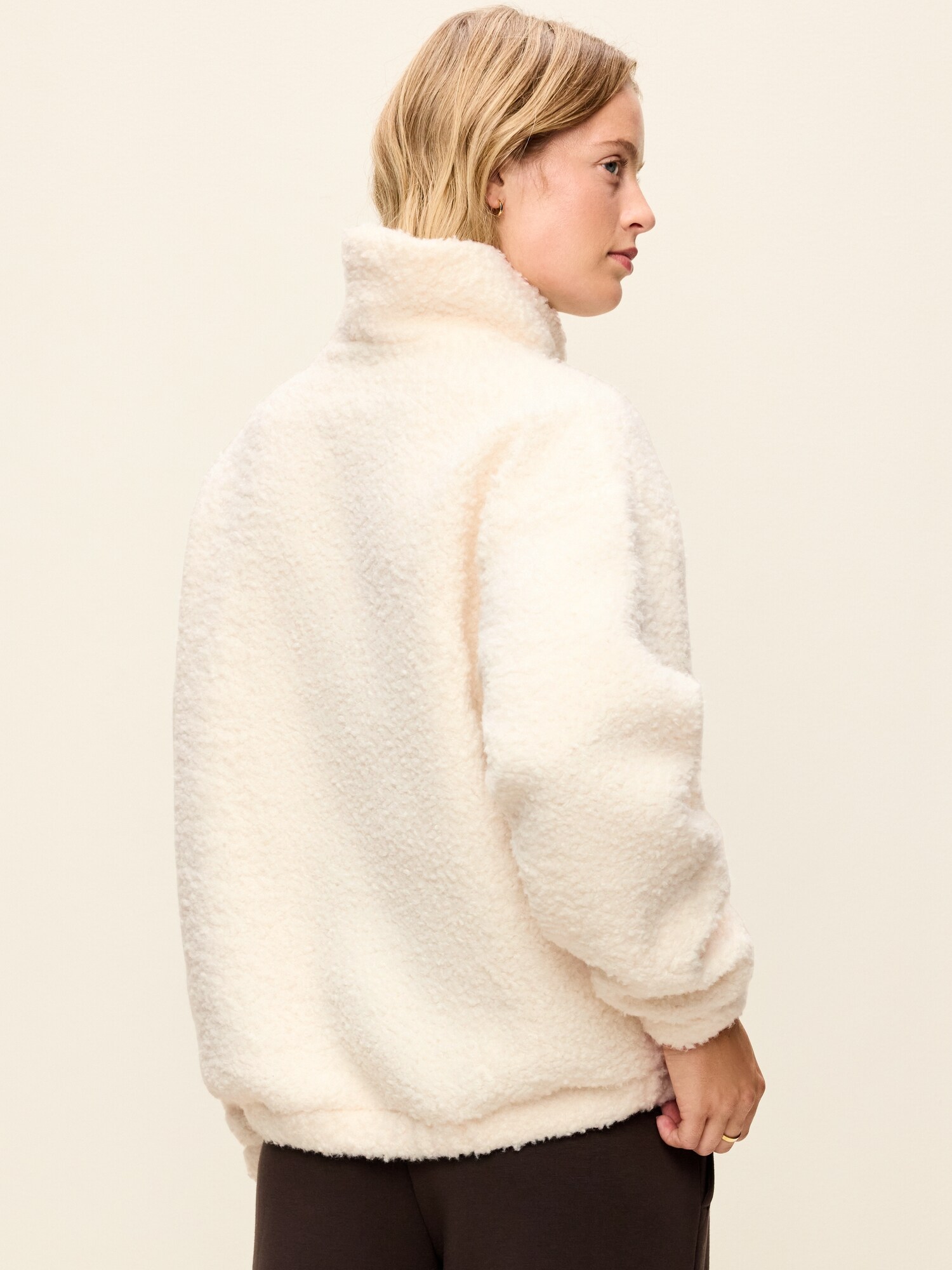 Женский свитер Old Navy Oversized Funnel-Neck Sherpa Pullover, цвет: Creme De La Creme — фото 2
